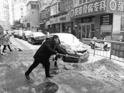 东山街道组织清雪
